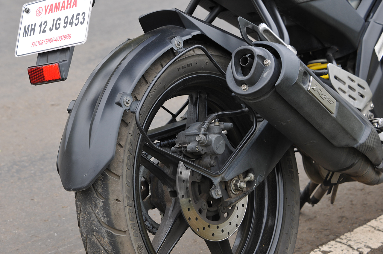 Bajaj Pulsar RS 200 Vs Yamaha YZF R15 Photo Gallery Bike Gallery